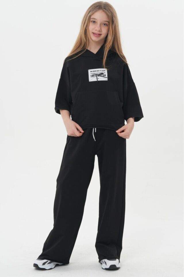 Kız Çocuk Siyah Yazılı Baskılı Kısa Kollu Kapüşonlu Sweatshirt ve Geniş Paça Eşofman Altı İkili Takı