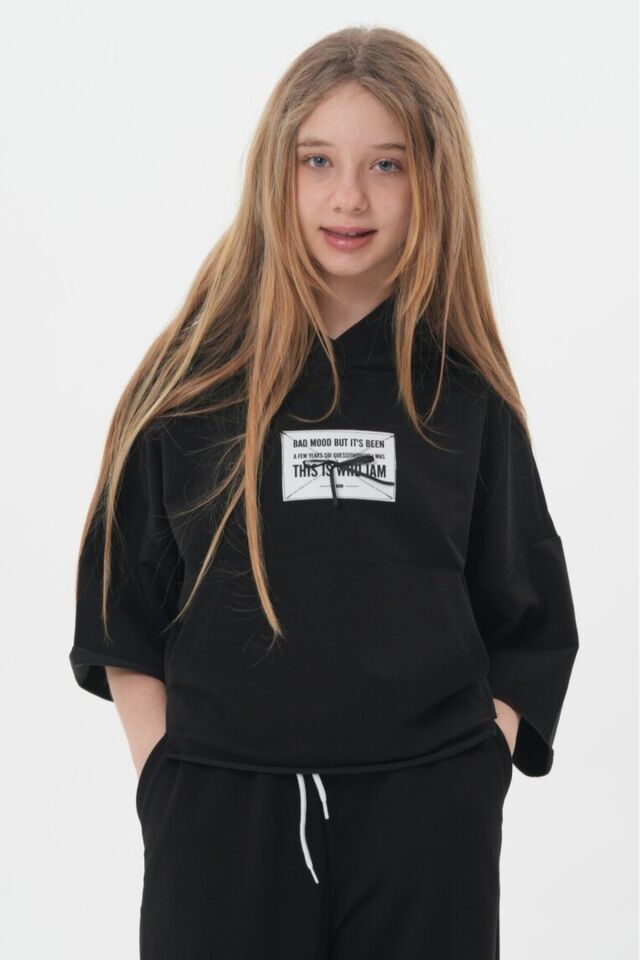 Kız Çocuk Siyah Yazılı Baskılı Kısa Kollu Kapüşonlu Sweatshirt ve Geniş Paça Eşofman Altı İkili Takı