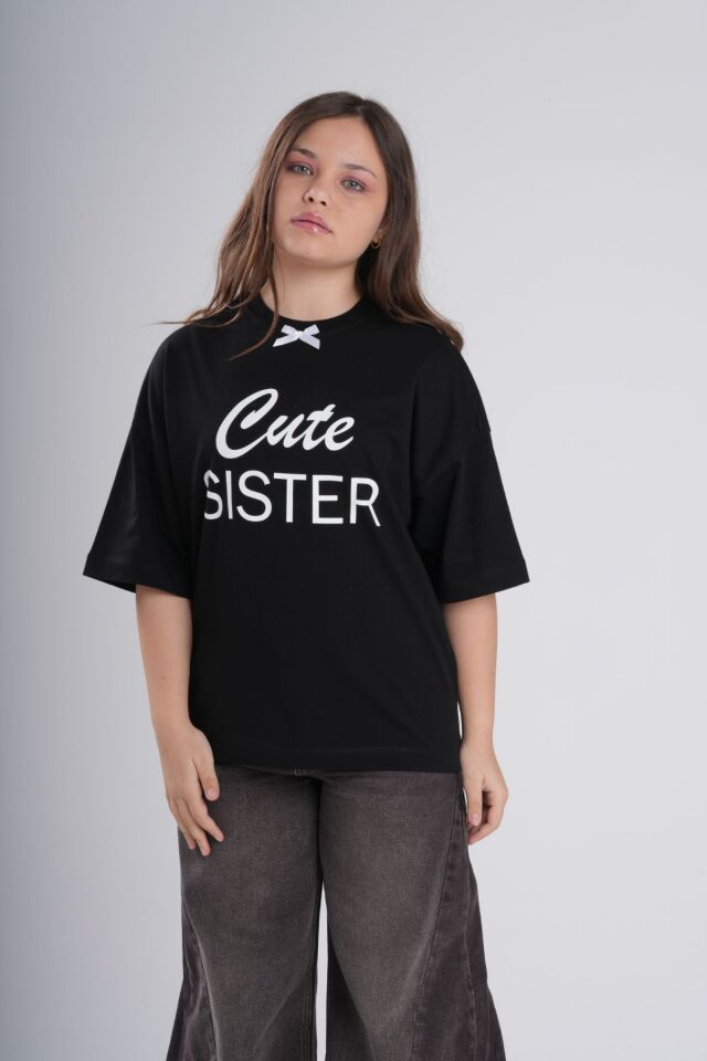 Kız Çocuk Bisiklet Yaka Kurdeleli Salaş Kesim Slogan Baskılı T-Shirt