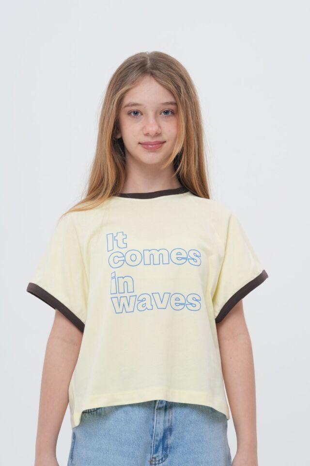 Kız Çocuk Yaka ve Kol Ucu Renkli Slogan Baskılı Rahat Kesim T-Shirt