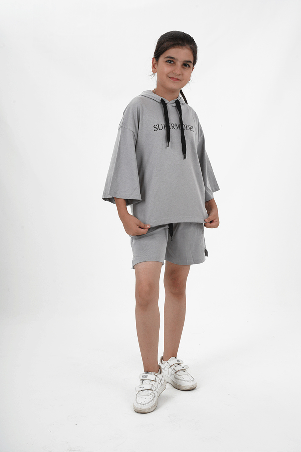 kiz-cocuk-oversize-tarz-iki-iplik-kumas-kapusonlu-sortlu-takim-1026.jpg
